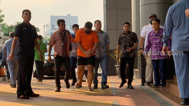 Tersangka kasus penganiayaan berat terhadap David Ozora, Shane Lukas diserahkan ke Kejaksaan pada Jumat (26/5/2023) siang. (Suara.com/Rakha)