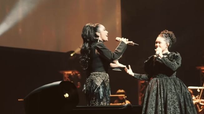 Potret Konser Krisdayanti di Singapura (Instagram/@krisdayantilemos)