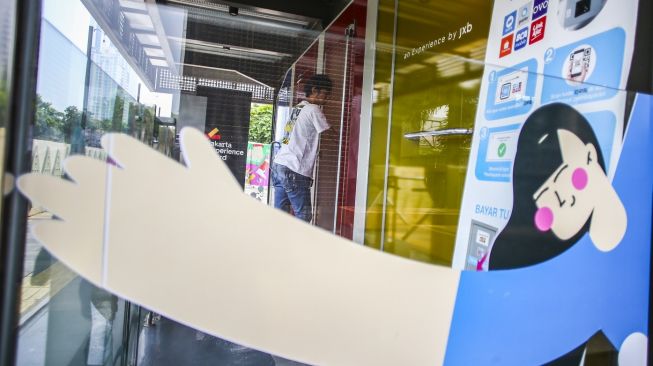 Warga memasuki toilet transparan di Jalan Jenderal Sudirman, Jakarta, Jumat (26/5/2023).[ANTARA FOTO/Rivan Awal Lingga].