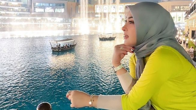 Jalan-Jalan ke Dubai, Oufit Syahrini Dicibir Kayak Lontong: Kostumnya Aneh, Apa Nggak Gerah?