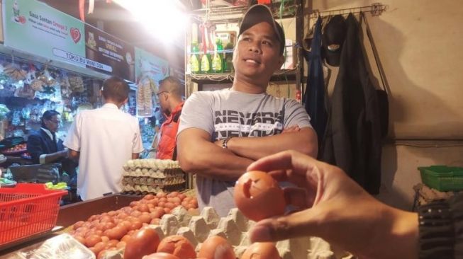 Harga Masih Tinggi, Warga Cimahi Pilih Berburu Telur Pecah untuk Kebutuhan Harian