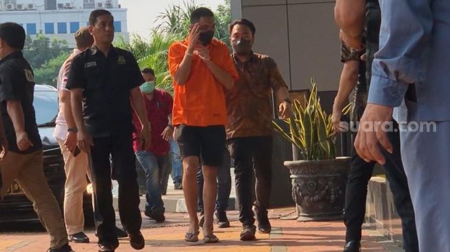 Diserahkan ke Jaksa, Mario Dandy dan Shane Lukas Tiba di Kejari Jaksel Pakai Sendal Jepit dan Tangan Terikat Tali Ties