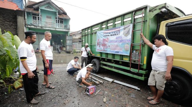 KST Jabar Beri Bantuan Sarana Penerangan untuk Pangkalan Truk