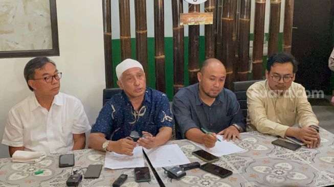 Tim pengacara Bukhori Yusuf, anggota DPR Fraksi PKS menanggapi tudingan kliennya lakukan KDRT kepada istri muda. (Suara.com/Bagaskara)