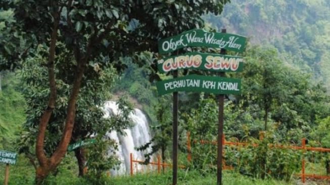 Menikmati Keindahan Curug Sewu, Air Terjun Tertinggi di Jawa Tengah