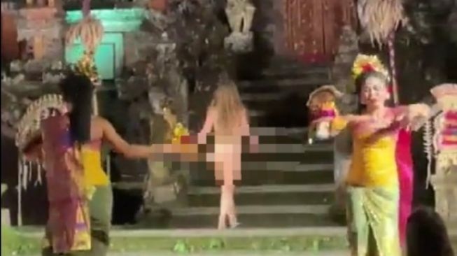 WNA yang Lakukan Aksi Bugil di Acara Pertunjukan Tradisional Bali Kini Telah Diamankan