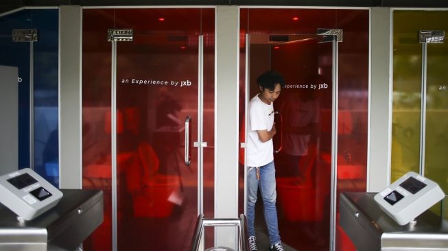 Warga keluar dari dalam toilet transparan di Jalan Jenderal Sudirman, Jakarta, Jumat (26/5/2023). [ANTARA FOTO/Rivan Awal Lingga].