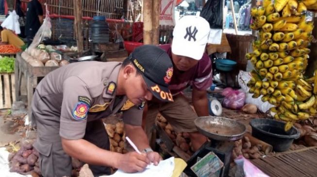 Gunakan Bahu Jalan, Satpol PP Kab. Tangerang Tegur Puluhan PKL di Teluknaga