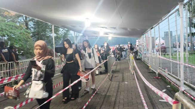 Suasana lokasi konser Suga BTS di ICE BSD, Tangerang Selatan pada Sabtu (27/5/2023) [Suara.com/Rena Pangesti]