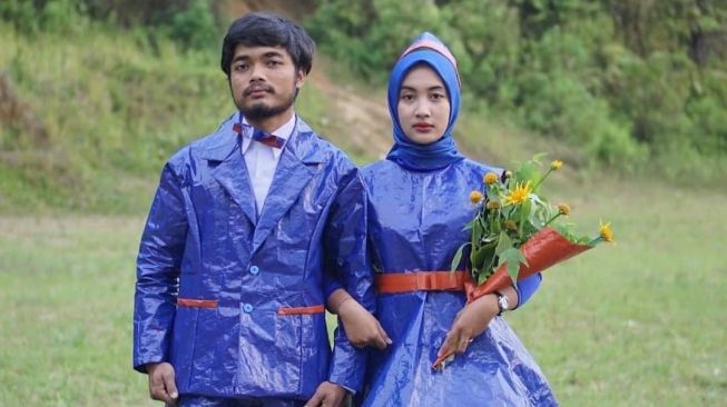 Foto Prewedding Unik Gunakan Outfit dari Bahan Terpal: Hasilnya Bikin Kagum!