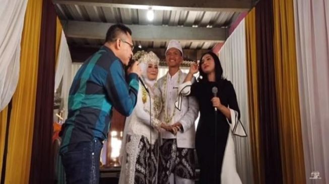 Artis hadiri pernikahan karyawan (YouTube/The Hermansyah A6)