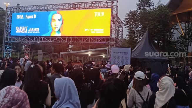 'Kak, Kopinya...' Pedagang Berbisik di Area Konser Suga BTS, Takut Keciduk Petugas Keamanan