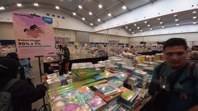 Bazaar buku Big Bad Wolf 2023 di ICE BSD City. (dok. Dini/Suara.com)