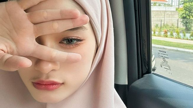 Potret Gaya Hijab Inara Rusli (Instagram/mommy_starla)