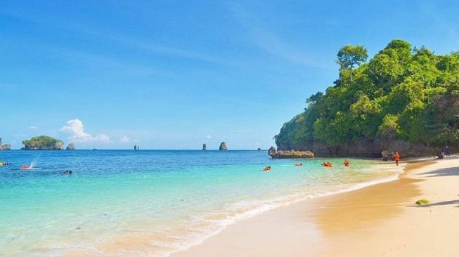 Pantai Tiga Warna, Destinasi Wisata Air Favorit Keluarga di Malang