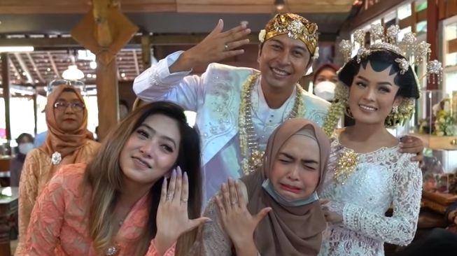 Artis hadiri pernikahan karyawan (YouTube/Ricis Official)