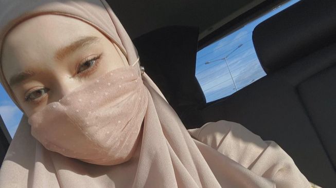 Potret Gaya Hijab Inara Rusli (Instagram/mommy_starla)