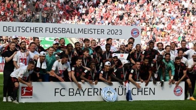 Para pemain Bayern Munich melakukan selebrasi dengan trofi setelah menjuara Bundesliga divisi satu Jerman antara FC Koln dan FC Bayern Munich di Cologne, Jerman barat pada 27 Mei 2023.CHRISTOF STACHE / AFP