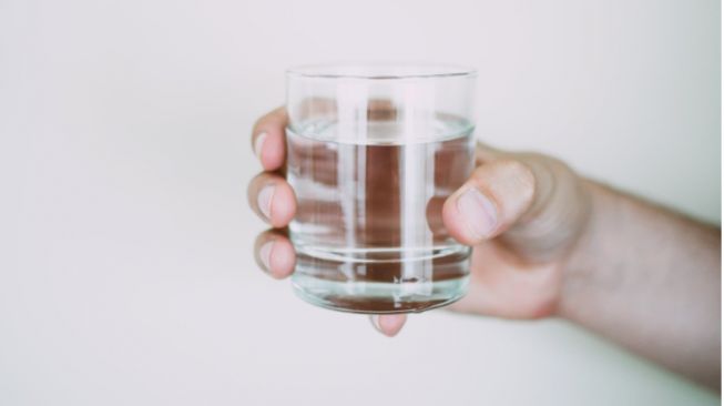 Pilih Air Minum Isi Ulang atau Air Rebusan? Mana yang Lebih Baik?