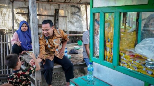 Momen Gubernur Sulsel Andi Sudirman Makan Bakso di Pinggir Jalan Bersama Warga