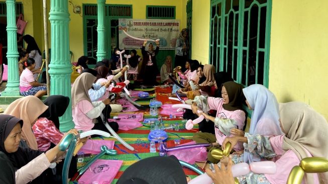 Ciptakan Sumber Ekonomi Lewat Pelatihan Cara Buat Bucket Balon