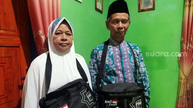 Sutarno dan Baniroh, calon jamaah Haji asal Banjarnegara yang menabung dari jualan ikan asin. (Suara.com / Citra Ningsih) 