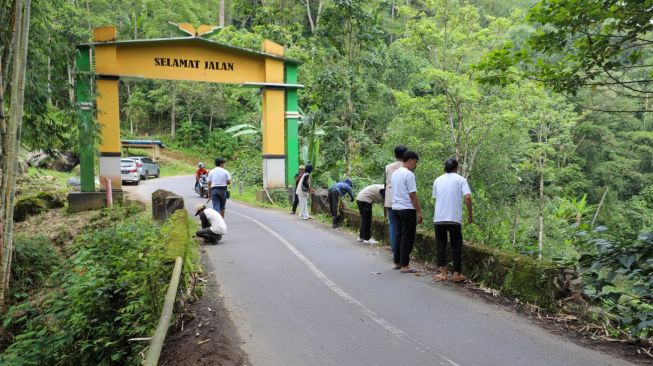 OMG Sulsel dan Warga Desa Rappolemba Kompak Perbaiki Pembatas Jembatan