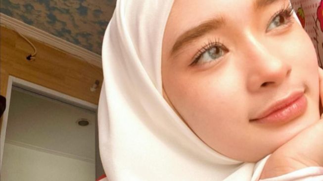 Meski Sedang Makan, Inara Rusli Tetap Ladeni Fans yang Minta Foto Bareng