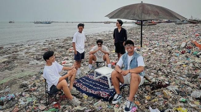 Usai Viral Penuh Sampah, Pantai Teluk Labuan Pandeglang Kini Jadi Beda Abis