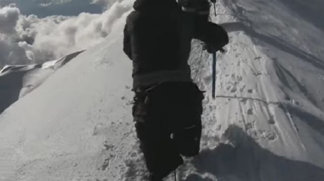 Hari Budha Magar: Pendaki Tanpa Kedua Kaki Capai Puncak Gunung Everest