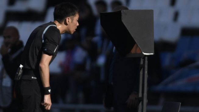 Momen Wasit Sudah Cek Monitor VAR tapi Tak Kasih Penalti ke Timnas Indonesia U-17, Absurd Banget