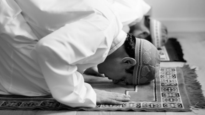 Tata Cara Dan Bacaan Sholat Maghrib Lengkap Niat Sampai Salam