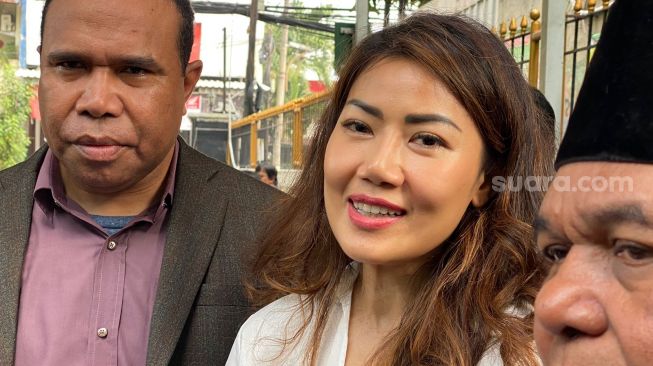 Inge Anugrah usai menjalani sidang cerai dengan Ari Wibowo di Pengadilan Negeri Jakarta Selatan, Senin (29/5/2023). [Tiara Rosana/Suara.com]