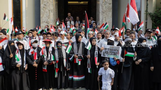 Duta Besar Palestina Untuk Indonesia Zuhair Al-Shun (tengah) bersama dengan Massa yang tergabung Aqsa Working Group saat menggelar aksisolidaritas untuk Palestina di Kedutaan Besar Palestina, Jakarta Pusat, Senin (29/5/2023). [Suara.com/Alfian Winanto]