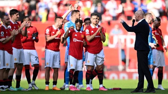 Manajer Manchester United Erik ten Hag berbicara kepada para pemainnya di akhir pertandinganpekan ke-38 Liga Inggris antara Manchester United vs Fulham di Old Trafford di Manchester, barat laut Inggris, pada 28 Mei 2023. Manchester United menang 2 - 1 melawan Fulham .Paul ELLIS / AFP.