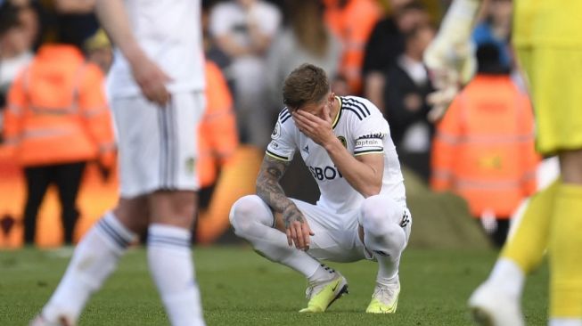 Ekspresi kapten Leeds United, Liam Cooper usai timnya resmi terdegradasi. [Oli SCARFF / AFP]