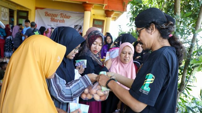 Penuhi Kebutuhan Warga, GGN Jatim Sediakan 500 Paket Telur dalam Bazar Murah