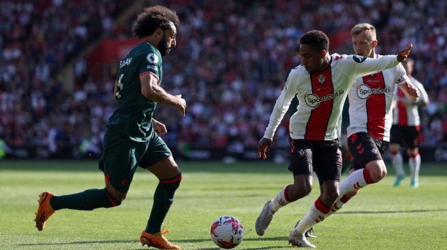 Striker Liverpool asal Mesir Mohamed Salah (kiri) bersaing dengan bek Inggris Southampton Kyle Walker-Peters selama pertandingan pekan ke-38 Liga Inggris 2022-2023 antara Southampton vs Liverpool di Stadion St Mary di Southampton, Inggris selatan pada 28 Mei 2023.Adrian DENNIS / AFP.