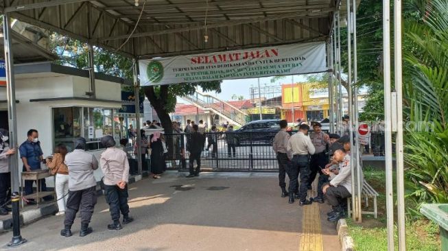 Polisi Jaga Ketat Sidang Kasus Lord Luhut di PN Jaktim: Dilarang Masuk Ruang Sidang, Kecuali Pengacara dan Jaksa!