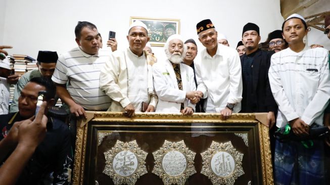 Melawat ke Banten, Ganjar Pranowo Sowan ke Abuya Muhtadi