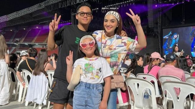Ketemu Ibu Lisa BLACKPINK di Konser, Reaksi Ashanty dan Arsy Curi Perhatian