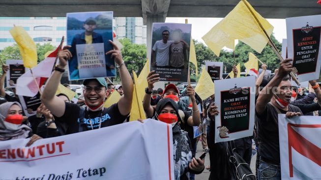 Massa menggelar aksi unjuk rasa di depan Gedung Kementerian Kesehatan, Kuningan, Jakarta Selatan, Senin (29/5/2023). [Suara.com/Alfian Winanto]