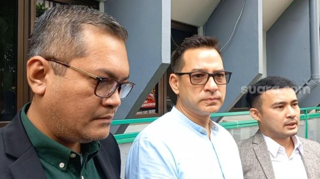 Ari Wibowo (tengah) usai menjalani sidang di Pengadilan Negeri Jakarta Selatan, Senin (29/5/2023). [Tiara Rosana/Suara.com]