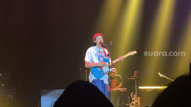 Penyanyi asal Thailand Phum Viphurit tampil menjadi salah satu bintang tamu dalam pagelaran musik New Live Show: An Extraordinary Show yang dihelat di Tennis Indoor Senayan Jakarta, Sabtu (27/5/2023). [Suara.com/Tiara Rosana]