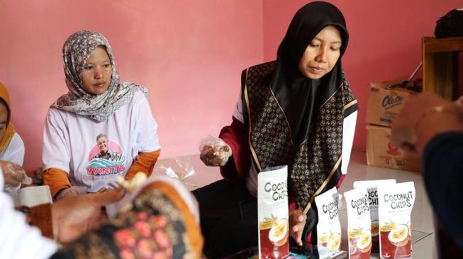 Wanita Nelayan Beri Bantuan Pelatihan dan Rumah Produksi Keripik Kelapa di Pangandaran