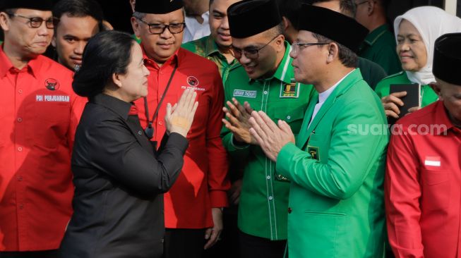 Ketua DPP PDIP Puan Maharani berpamitan dengan Plt Ketum PPP Muhammad Mardiono usai menggelar konferensi pers di Kantor DPP PPP, Jakarta, Senin (29/5/2023). [Suara.com/Alfian Winanto]