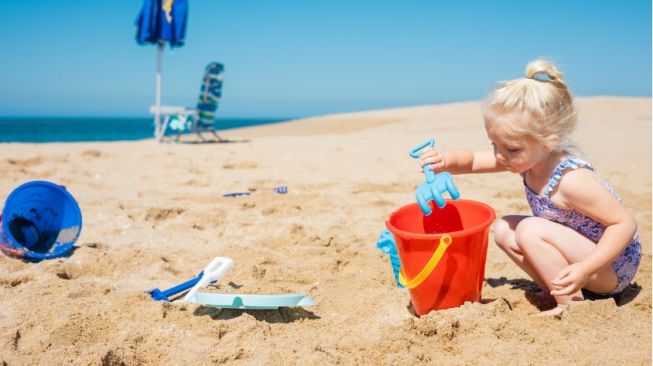 Nggak Cuma Main Air, 5 Hal Ini dapat Dipelajari Anak Saat ke Pantai