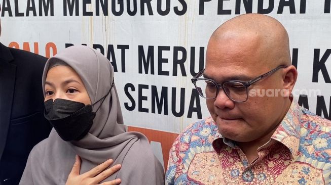 Natasha Rizki usai menghadiri sidang cerai perdana di Pengadilan Agama Jakarta Selatan, Senin (29/5/2023). [Suara.com/Adiyoga Priyambodo]