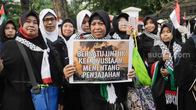 Massa yang tergabung Aqsa Working Group saat menggelar aksi solidaritas untuk Palestina di Kedutaan Besar Palestina, Jakarta Pusat, Senin (29/5/2023). [Suara.com/Alfian Winanto]