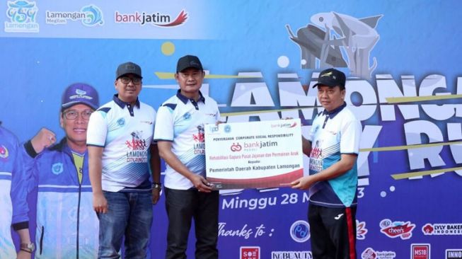 Bank Jatim Serahkan Dua CSR Sekaligus di Lamongan dan Lumajang